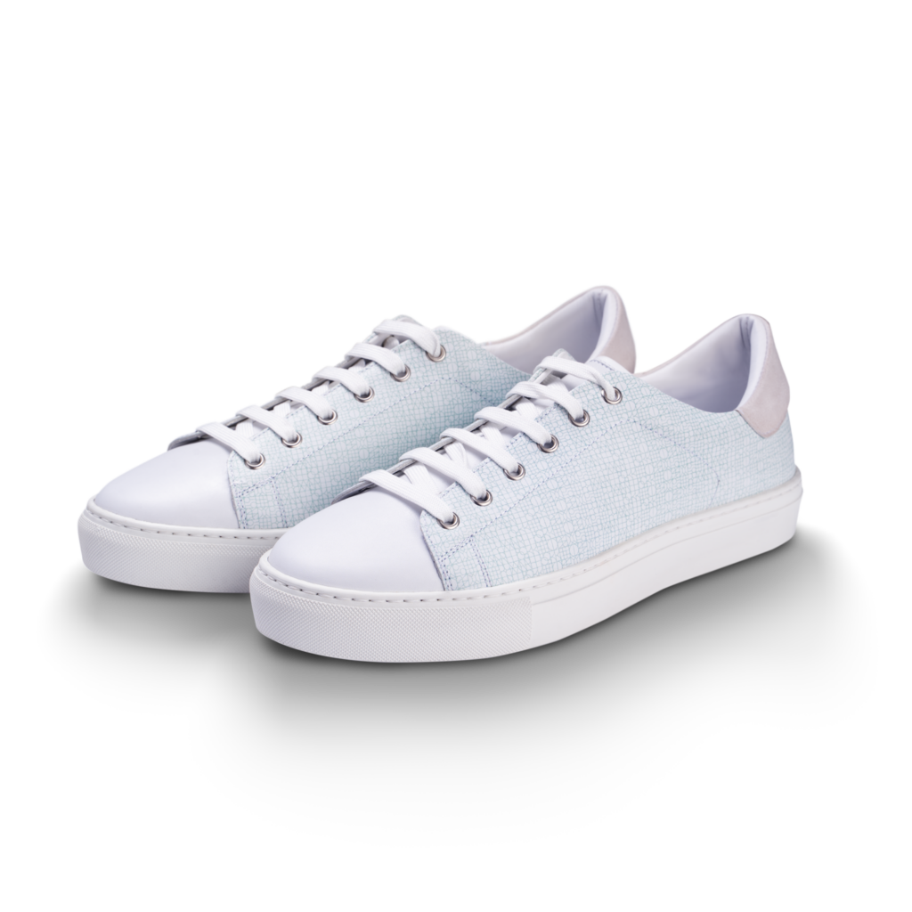 Pas de Paris, Chaussures blanches à motif bleu Henry of Paris
